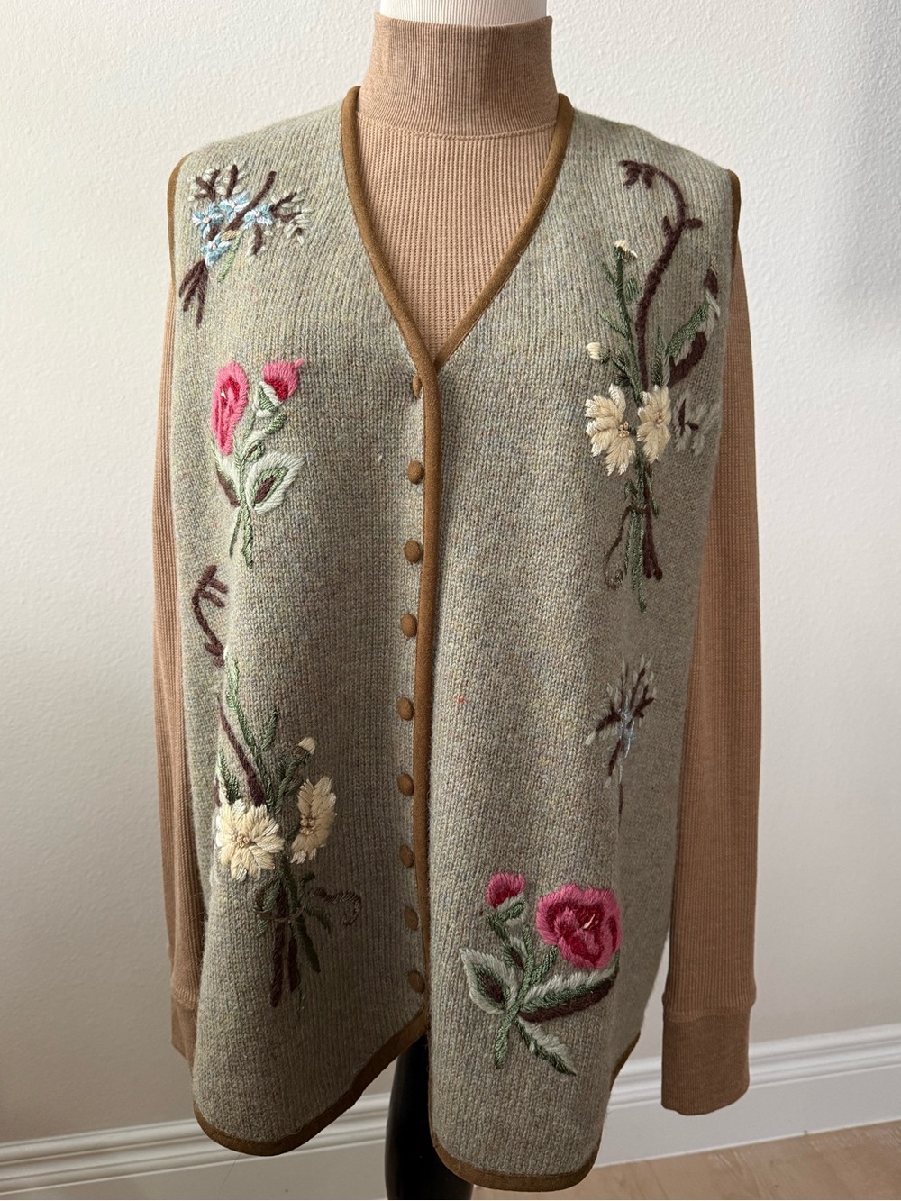 VTG Embroidered Floral V-Neck Wool Knit Sweater Vest Button Front Size 1W